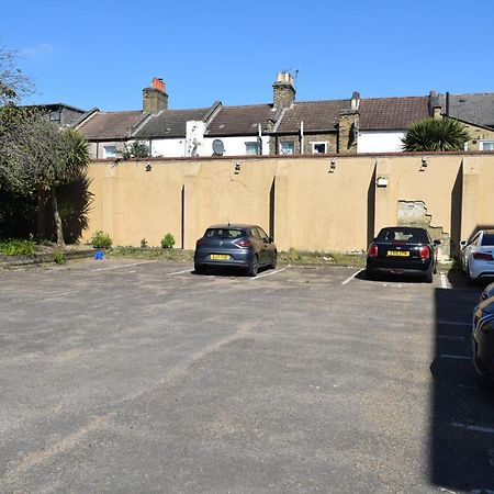 London Stratford - Spacious 2 Bed Flat With Secured Parking & Private Garden Exterior photo