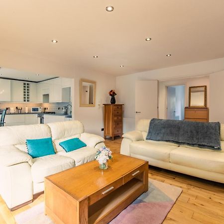 London Stratford - Spacious 2 Bed Flat With Secured Parking & Private Garden Exterior photo