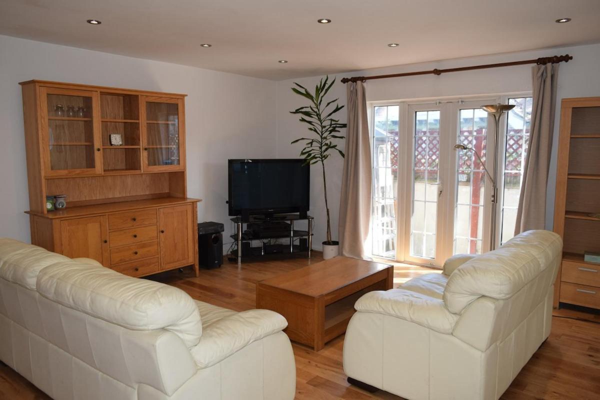 London Stratford - Spacious 2 Bed Flat With Secured Parking & Private Garden Exterior photo