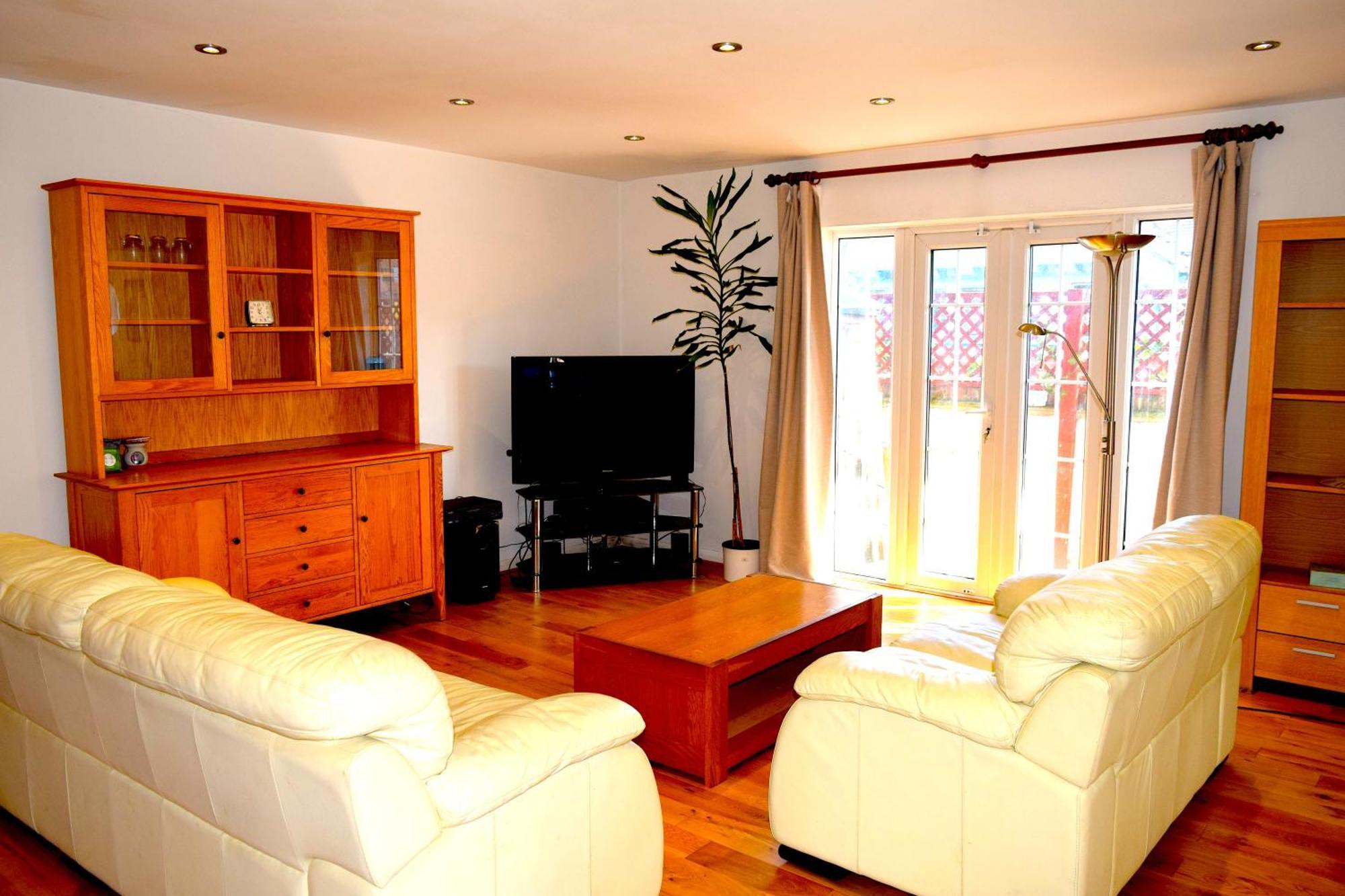 London Stratford - Spacious 2 Bed Flat With Secured Parking & Private Garden Exterior photo