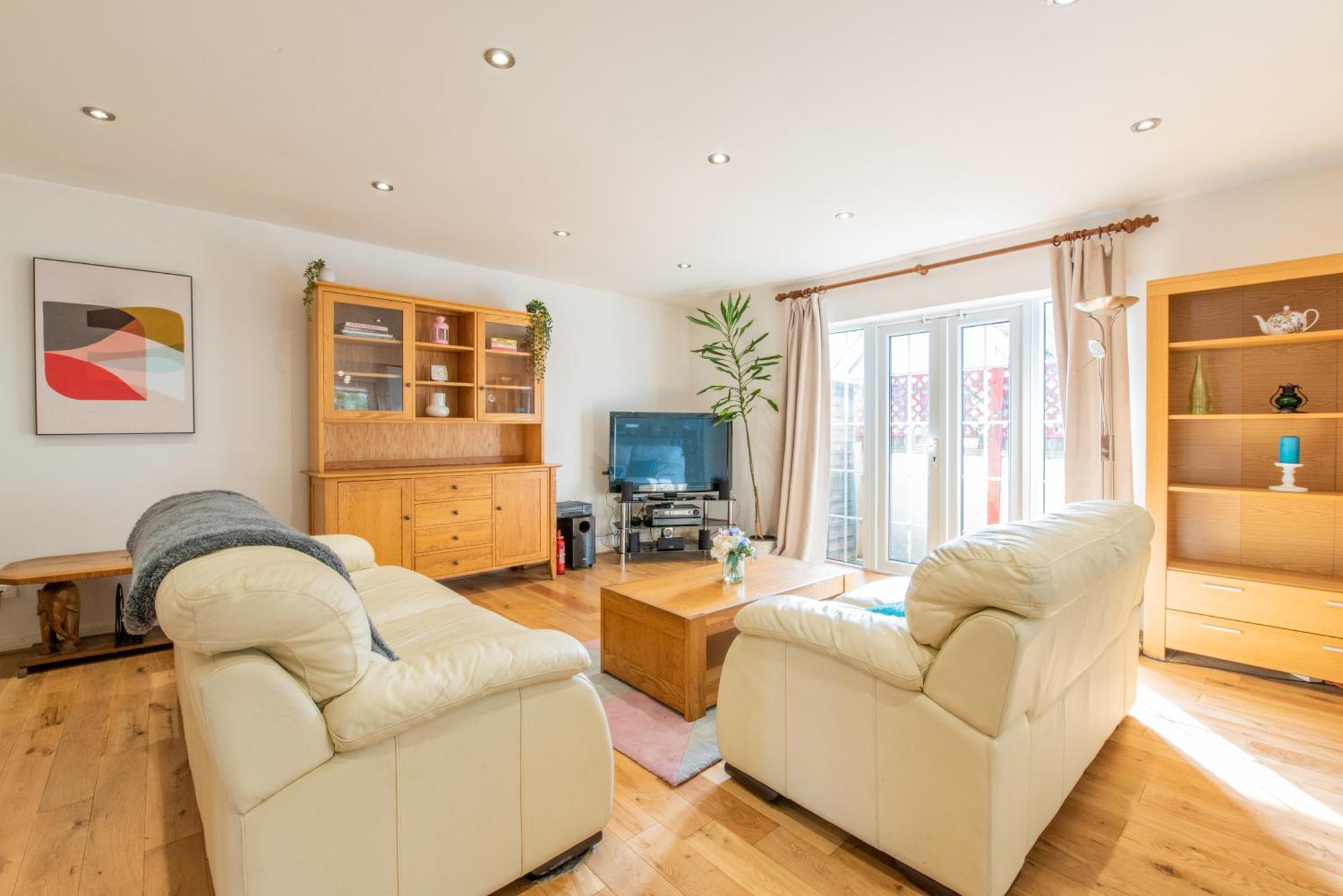 London Stratford - Spacious 2 Bed Flat With Secured Parking & Private Garden Exterior photo