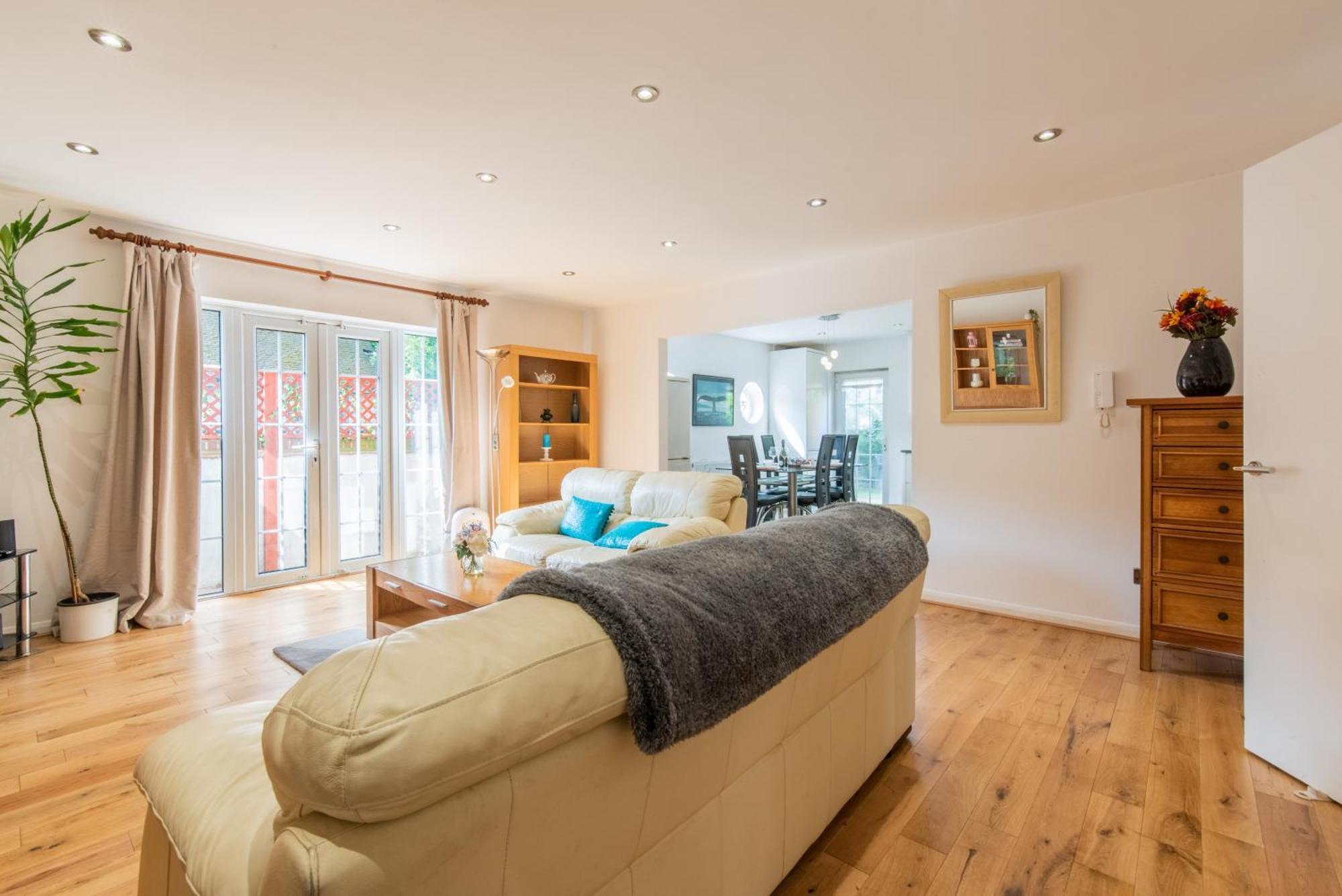 London Stratford - Spacious 2 Bed Flat With Secured Parking & Private Garden Exterior photo
