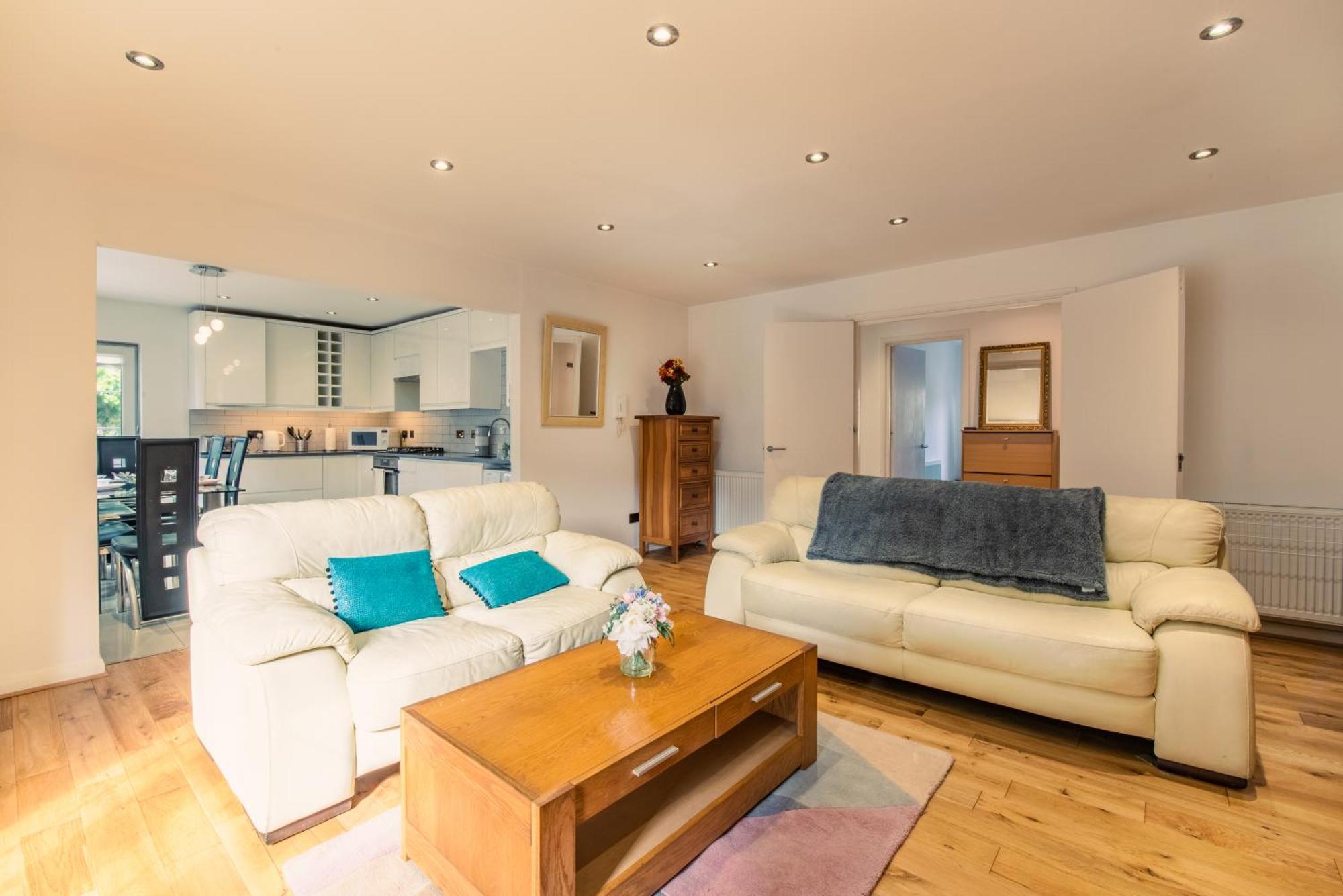 London Stratford - Spacious 2 Bed Flat With Secured Parking & Private Garden Exterior photo