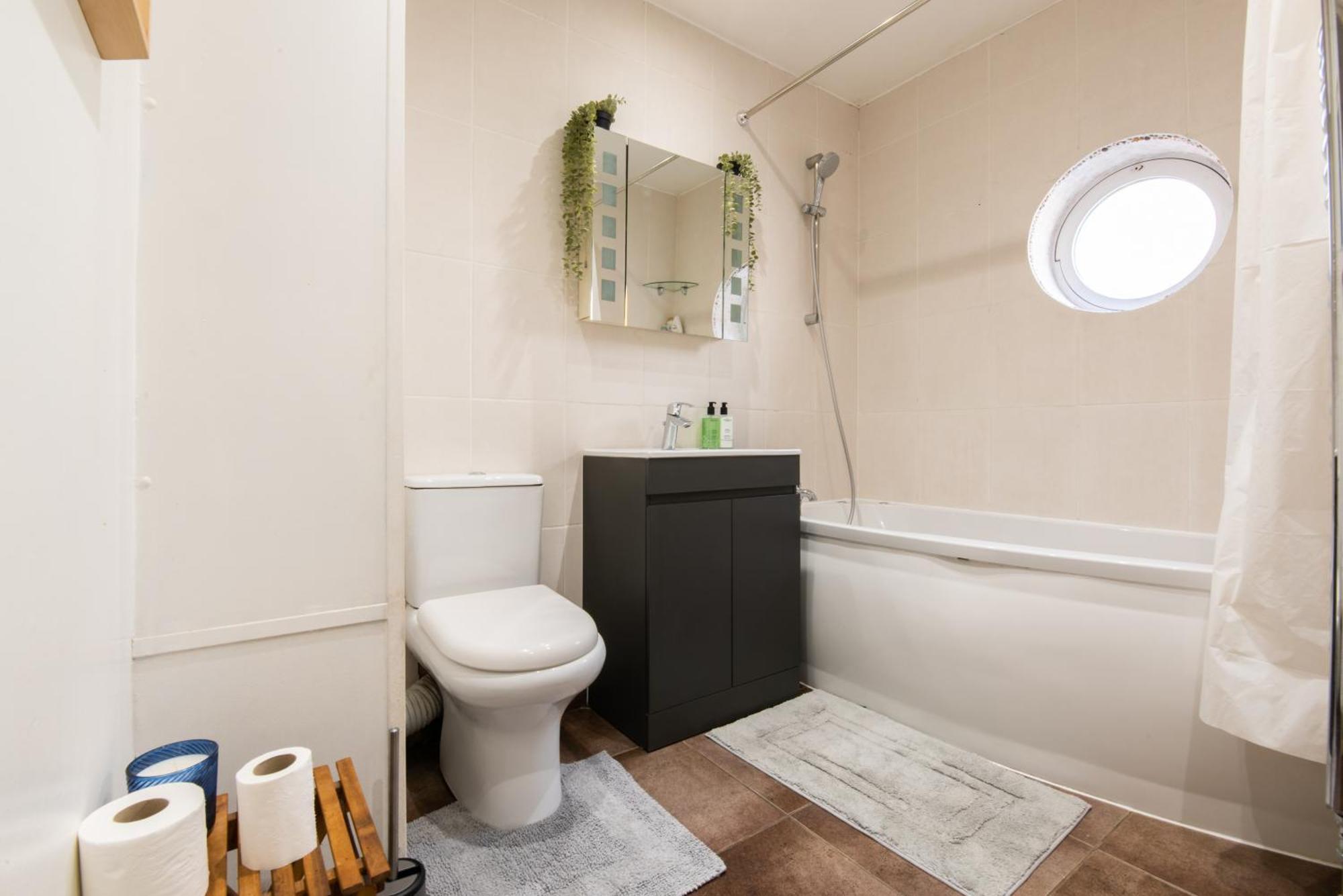London Stratford - Spacious 2 Bed Flat With Secured Parking & Private Garden Exterior photo