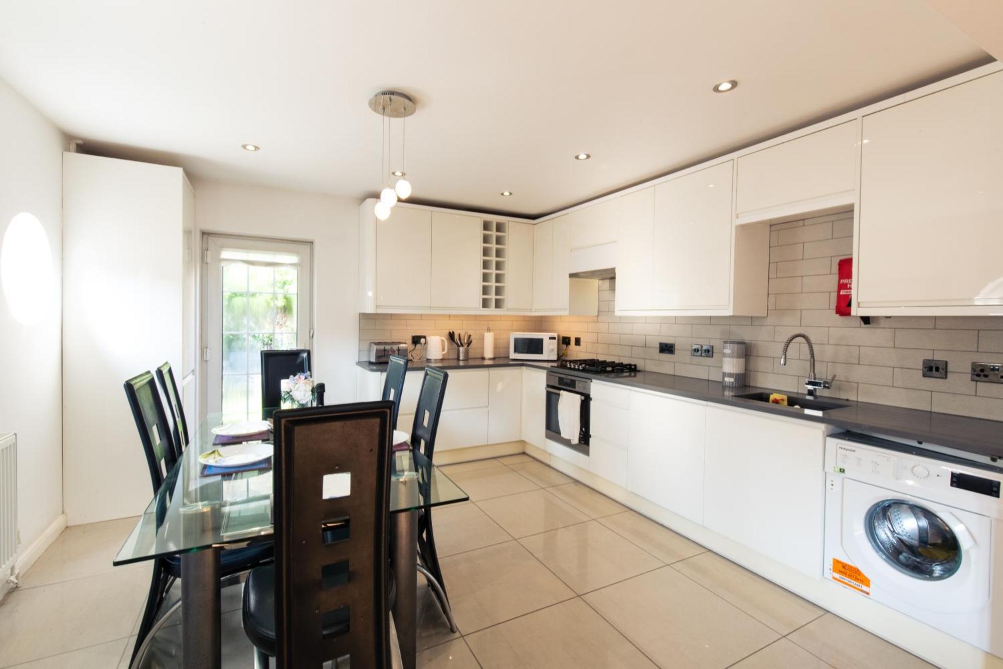 London Stratford - Spacious 2 Bed Flat With Secured Parking & Private Garden Exterior photo